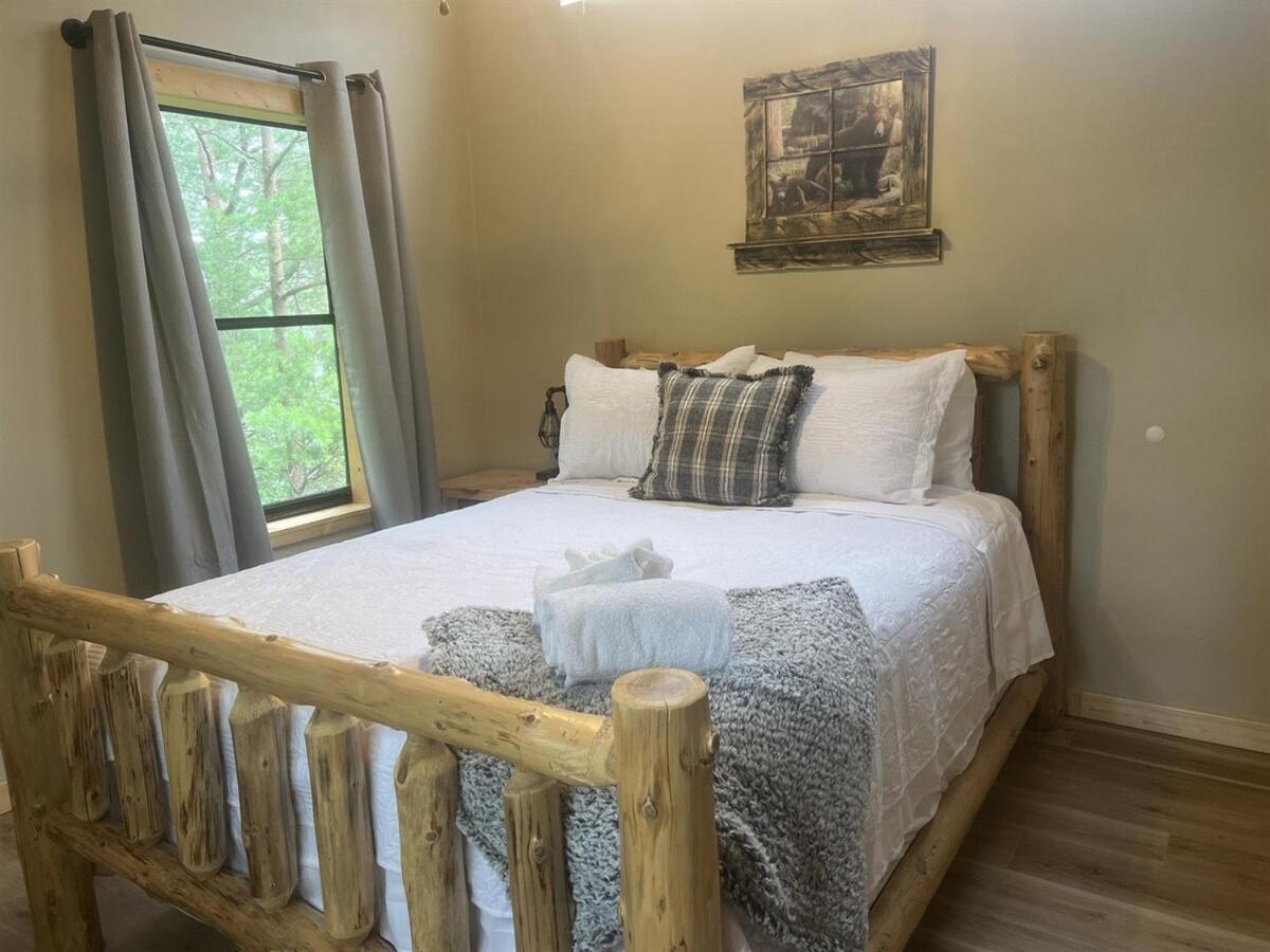 Whiskey Ridge 3 Bdrm Cabin-Firepit, Fenced Yard, Hot Tub Βίλα Pigeon Forge Εξωτερικό φωτογραφία